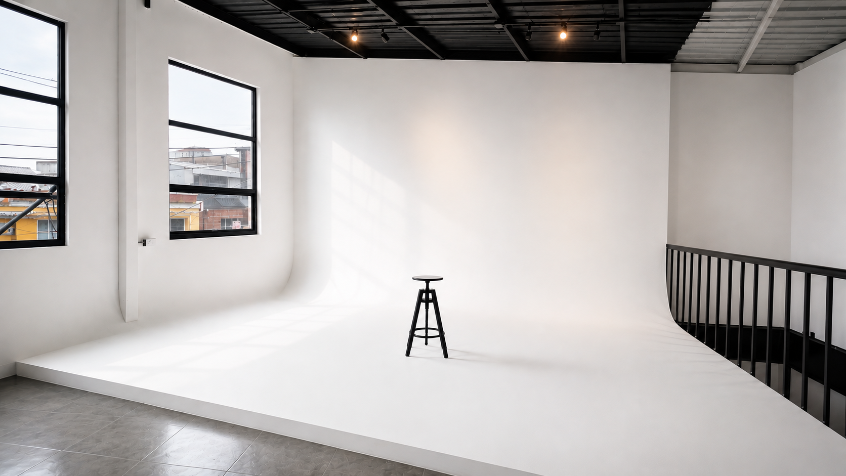 Ciclorama blanco infinito con banco de madera — Estudio fotográfico L'ATELIER 64 Chapinero Bogotá