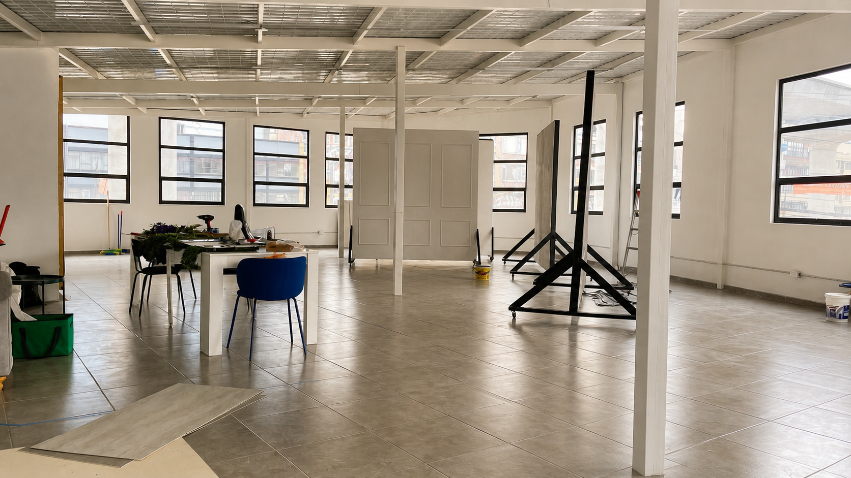 Vista general del estudio en montaje — Espacio versátil para eventos y producciones L'ATELIER 64