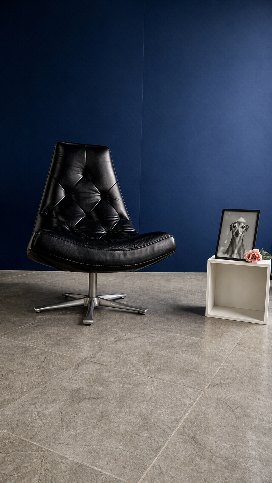 Set con silla giratoria de cuero sobre fondo azul profundo — Sesión de fotografía L'ATELIER 64
